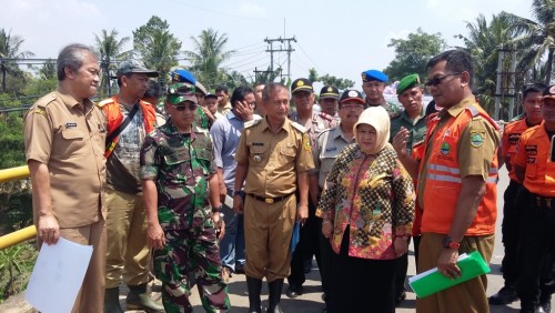 BUPATI BOGOR TINJAU JEMBATAN CIPAMINGKIS