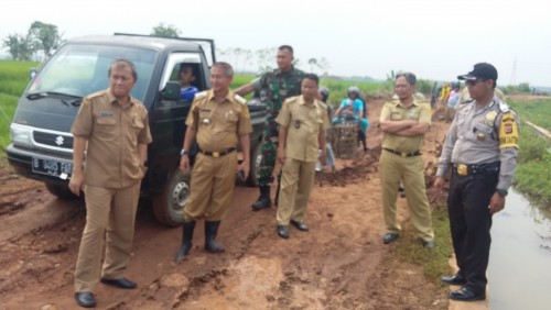 CAMAT JONGGOL PANTAU LANGSUNG PELEBARAN JALAN ALTERNATIF JONGGOL CIBARUSAH