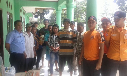 PEMBERIAN BANTUAN LOGISTIK MAKANAN KORBAN  BENCANA ALAM ANGIN PUTING BELIUNG DARI BPBD KAB.BOGOR