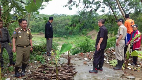 CAMAT JONGGOL TINJAU LANGSUNG LONGSORAN DI KP.GALANG DESA JONGGOL