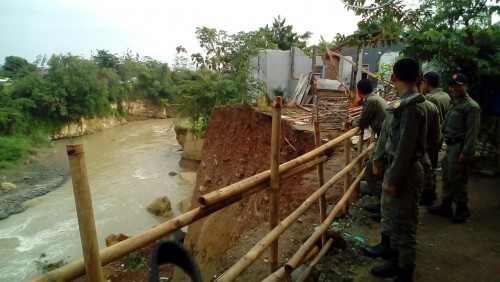 EVAKUASI RUMAH WARGA KORBAN LONGSORAN SUSULAN PINGGIRAN KALI CIPAMINGKIS