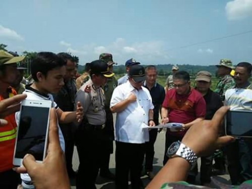 GUBERNUR JAWA BARAT TINJAU JEMBATAN CIPAMINGKIS