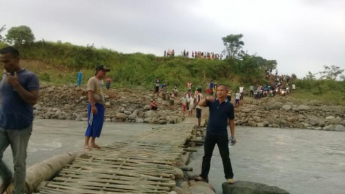 WARGA BERBONDONG-BONDONG MEMBANGUN JEMBATAN SEMENTARA