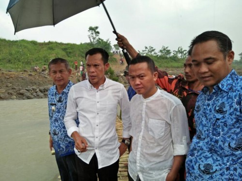 KETUA DPRD KABUPATEN BOGOR MENINJAU LANGSUNG JEMBATAN CIPAMINGKIS