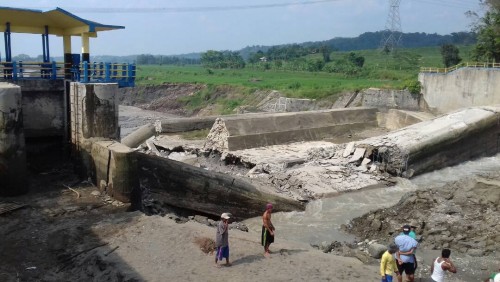 BENDUNG CIPAMINGKIS JATINUNGGAL JEBOL